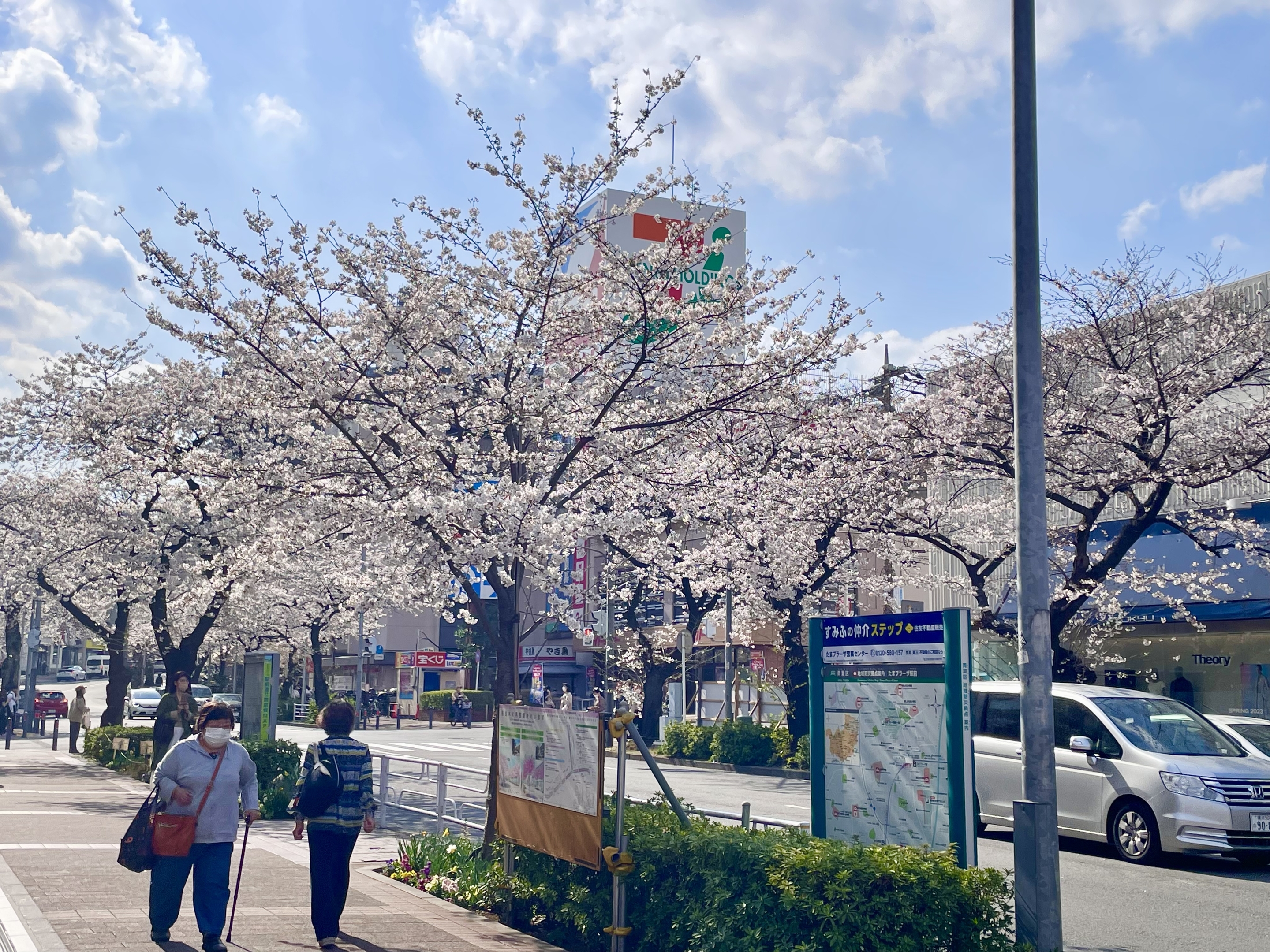 たまプラーザ駅前。